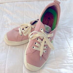 Cariuma Women’s Sneakers size 8.5 Pink worn a couple of times!